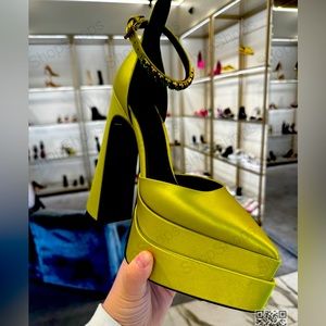 Versace 2022 NEW Pointed platform heels in green.